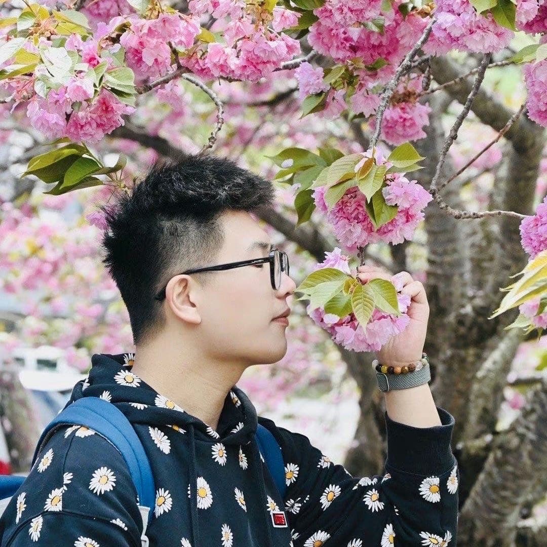 陈济舟在花丛中的侧面照片